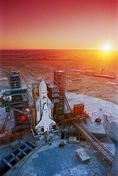 Универсальная ракетно-космическая транспортная система "Энергия" с кораблем многоразового использования "Буран" на стартовой площадке космодрома Байконур, ноябрь 1988 года