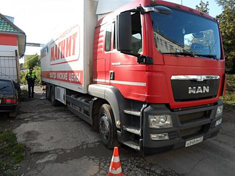 В Кирове грузовик переехал мужчину: пешеход госпитализирован с многочисленными травмами