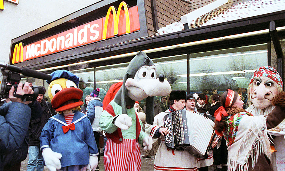 Во время открытия первого ресторана «Макдоналдс» на Пушкинской площади в Москве, 31 января 1990 года