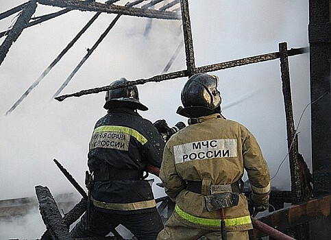 Пожарные спасли мужчину из объятого пламенем дома