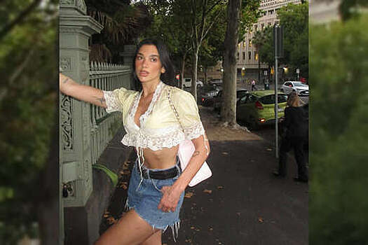 Певица Дуа Липа выложила фото в топе с декольте и коротких шортах