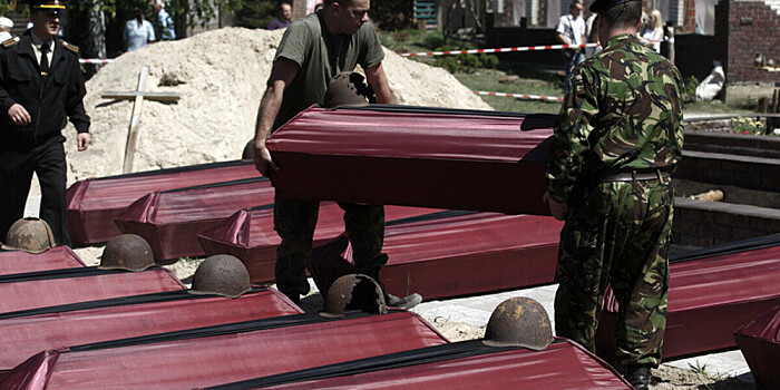 Останки 195 солдат захоронили у мемориала «Новая Малукса» в Ленинградской области