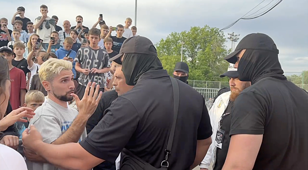 Охранник ударил футболиста 2Drots Стиля по лицу на матче Медиалиги. Игрок упал на землю, ему потребовалась помощь медиков