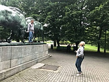 Вслед за Наташей Королёвой туристы залезают на скульптуру «зубры» ради фото