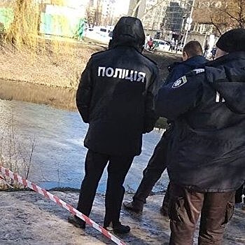 Опасная находка: В Киеве коммунальщики в озере обнаружили мину
