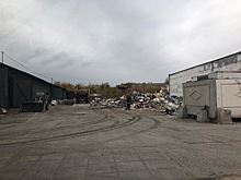 Челябинцы засекли мусоровозы, которые продолжают выгружать отходы в районе городской свалки