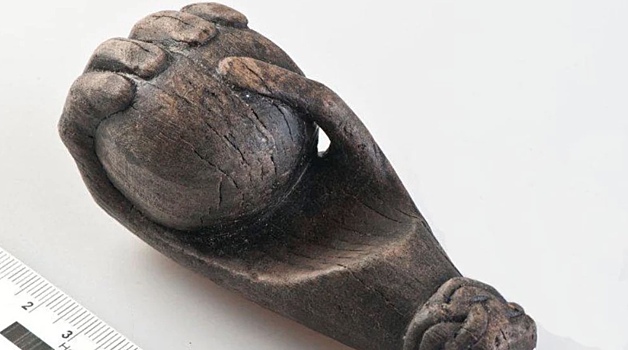 Ученых озадачили средневековые деревянные руки из Великого Новгорода