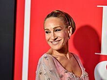 57-летнюю Сару Джессику Паркер засняли на пляже в купальнике за сотни долларов