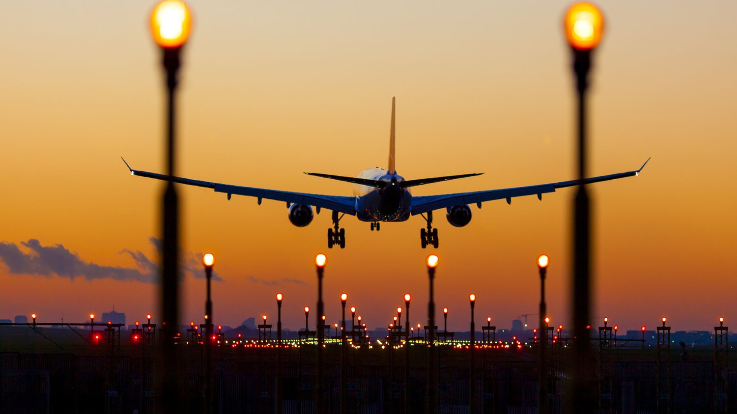 Турецкий самолет из Москвы не смог приземлиться в Анталье из-за непогоды