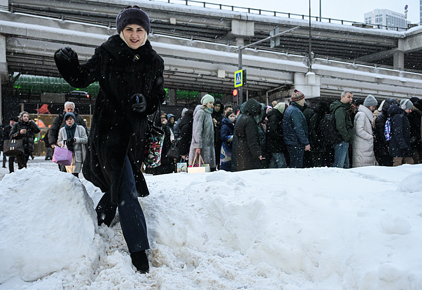 Девушка во время снегопада в Москве