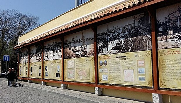 В память об известных деятелях: в Евпатории появилась "юбилейная стена"