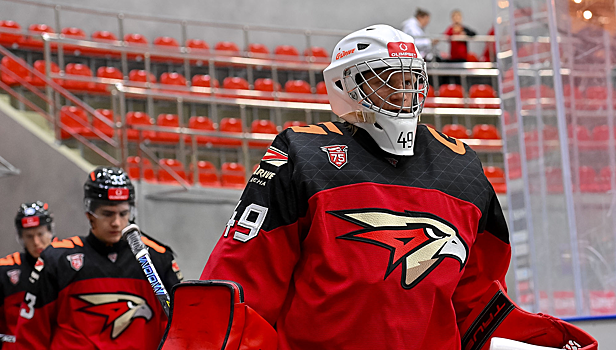 Жерносеков из «Омских Ястребов» – самый молодой вратарь с шатаутом в дебютном матче в истории МХЛ. Он побил рекорд Аскарова