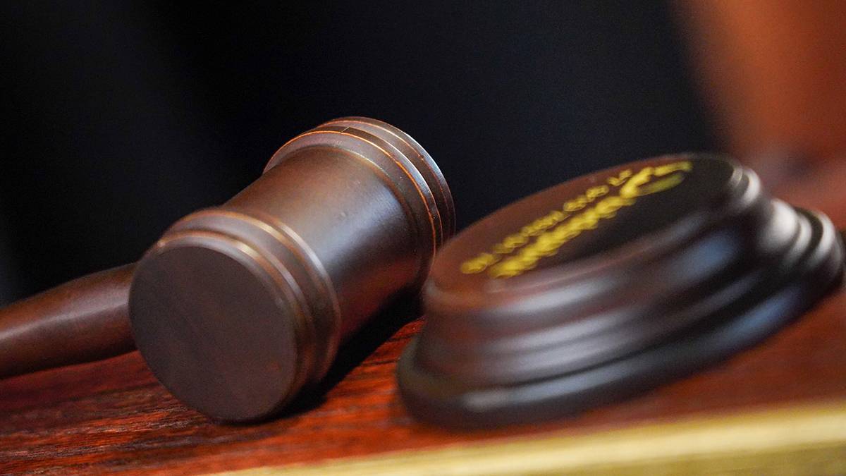 Экс-замгубернатора Брянской области обвинили в получении взяток через сына