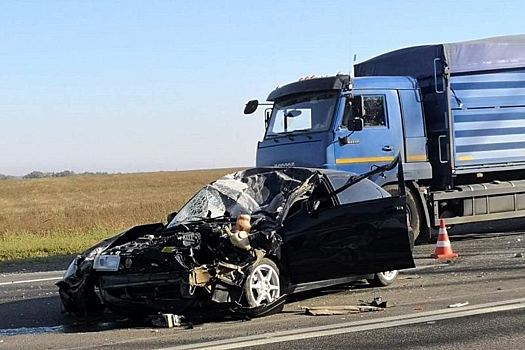 В Абинском районе автомобиль Lada врезался в трактор