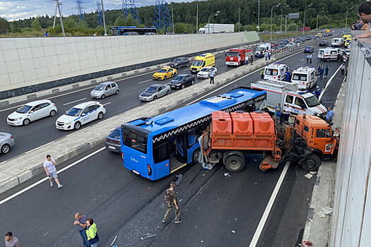 Число пострадавших в аварии с участием автобуса на западе Москвы выросло до 13