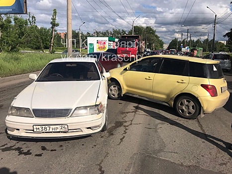 Красноярская автоледи устроила аварию на перекрестке из трех машин
