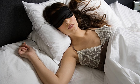 Почему спать в повязке для сна вредно для здоровья