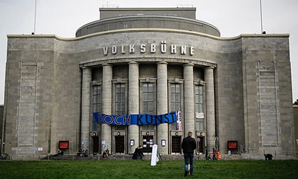 Активисты в Берлине оккупировали театр Фольксбюне