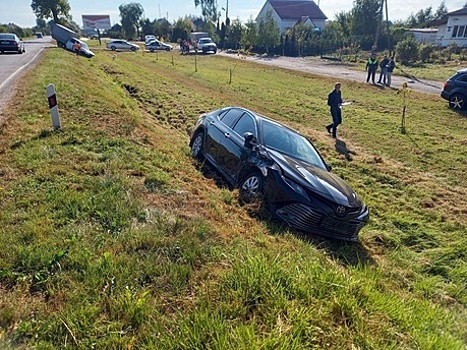 Легковушка главы администрации Гусева столкнулась с машиной «Ростелекома» и вылетела в кювет