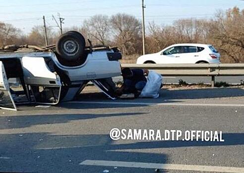 В Самарской области на трассе легковушка перевернулась на крышу