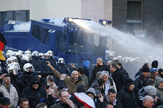 Полиция Кёльна применила водометы для разгона антиисламского митинга