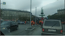 Дорожники  кидают горячий асфальт под колеса машин  на площади Станиславского