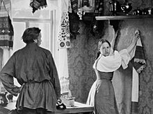 «Как же так? При живой жене сам рубашки гладит?»