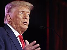 Дональд Трамп заработал $2,5 млн за комментирование поединка между Холифилдом и Белфортом. Бой продлился две минуты