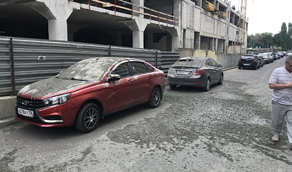 В Воронеже припаркованные около стройки машины залило бетоном