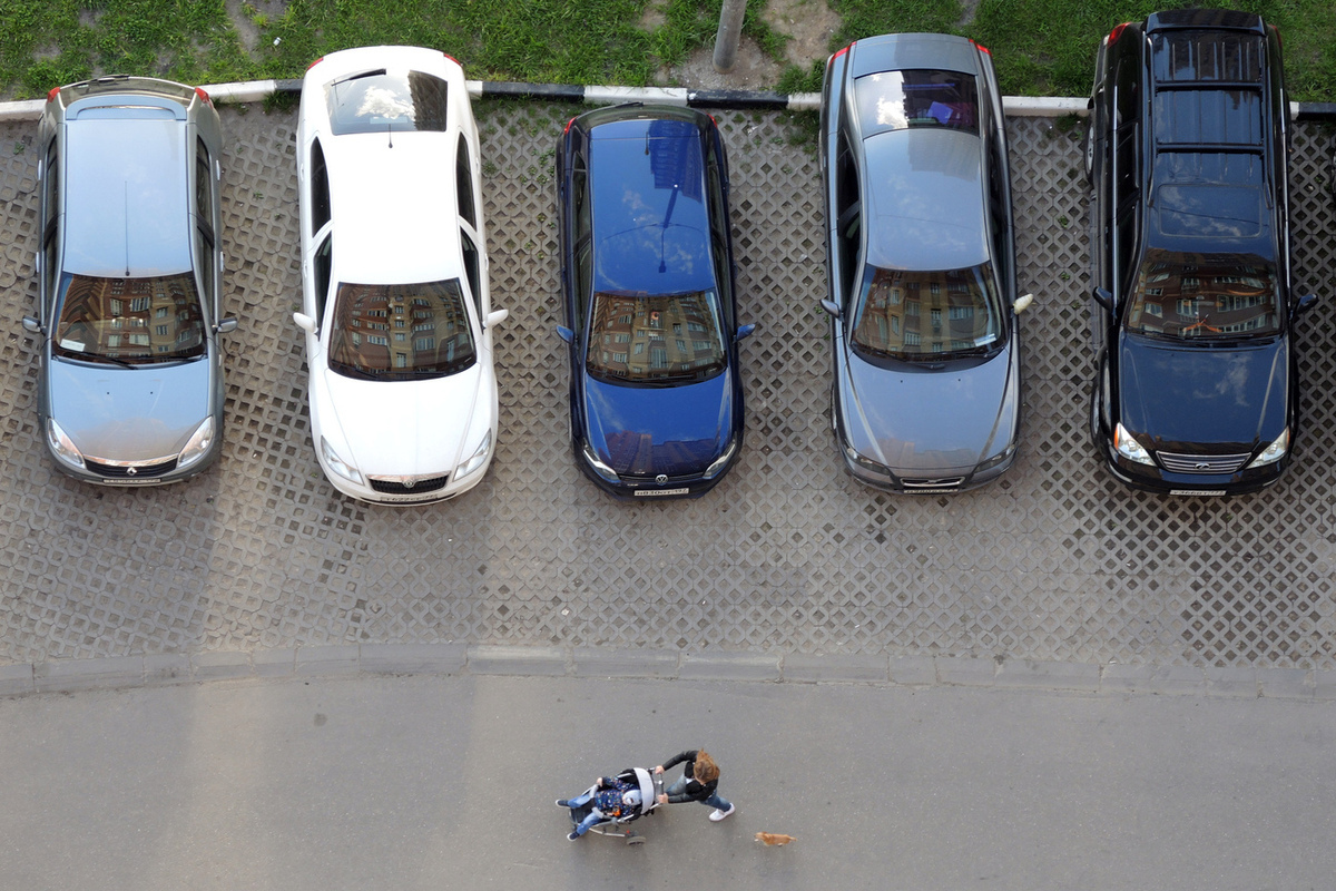 В Москве на припаркованный автомобиль упал коптер