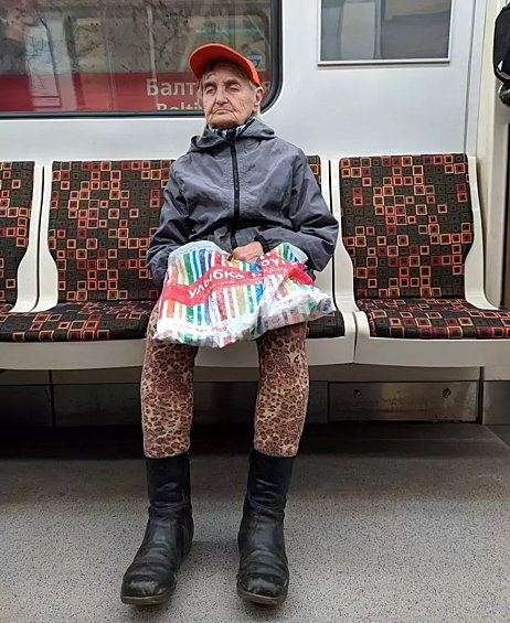 Модная пожилая леди в метро. «С» — солидность.