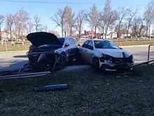 В Самаре у "Ренессанса" две легковушки снесли дорожное ограждение