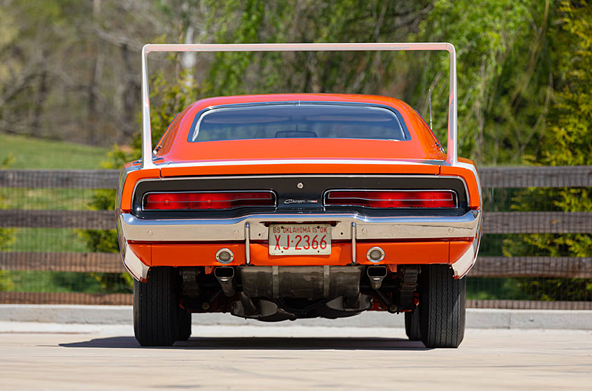 На них ставили 7,0-литровый Hemi V8 или V8 Magnum 7.2, выдававший 380 лошадиных сил. Двигатель работал в паре с четырёхступенчатой механической коробкой передач.