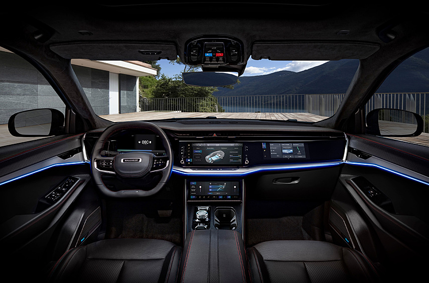 Два мотора выдают в сумме 608 лошадиных сил и позволяют разогнаться до 60 миль (96,6 километра) в час за 3,4 секунды.