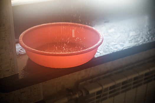 Ливень затопил квартиру делавшего два года ремонт кузбассовца из-за работ на крыше