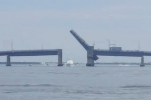 Американец за рулем автомобиля перепрыгнул разведенный мост