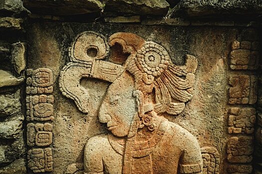 Найдена гробница древнего посла майя с аномальным черепом