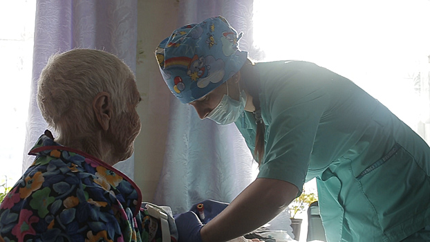 Уральская предпринимательница привезла врачей к бабушкам, которые делают крем-мед в глухой деревне