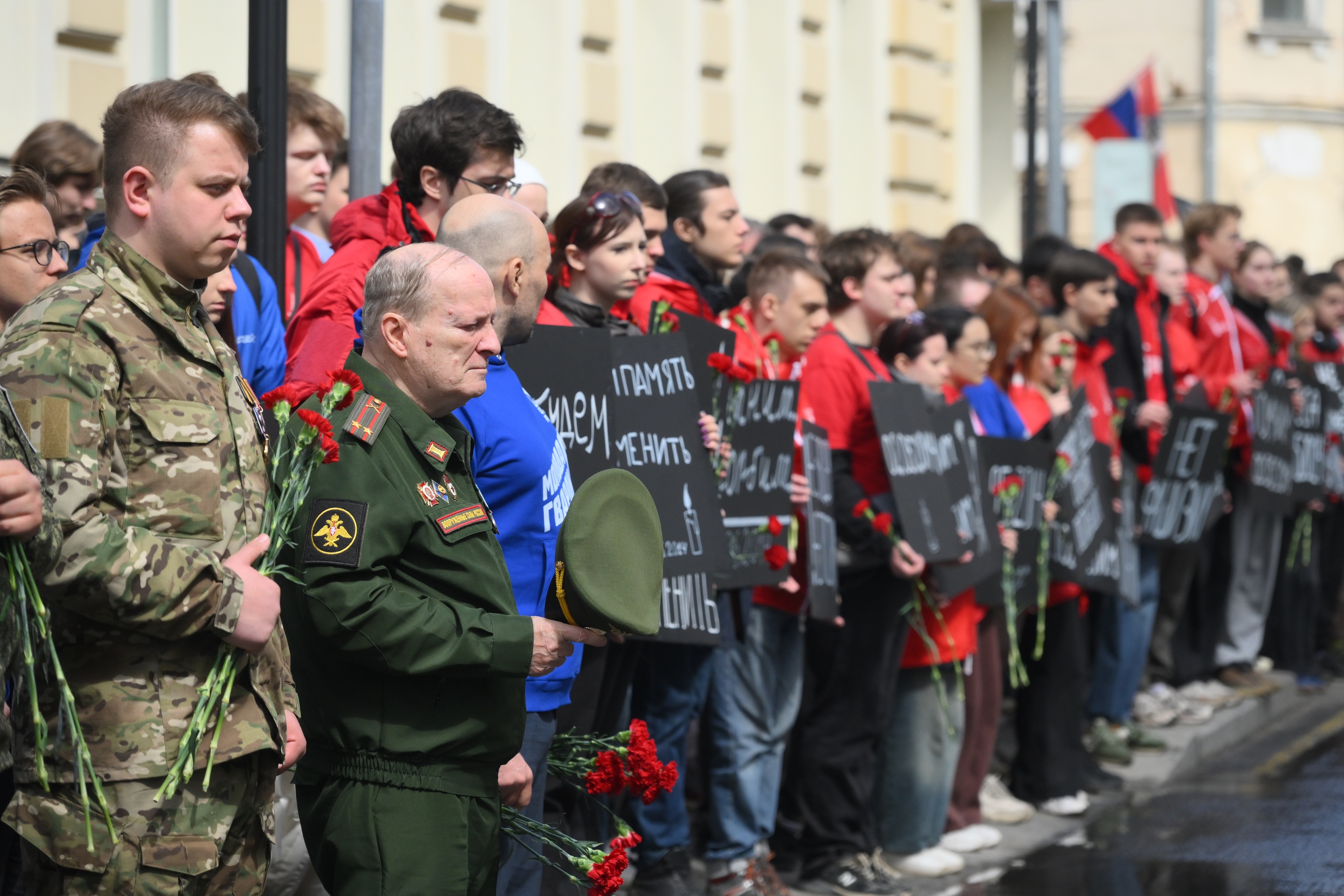 У бывшего посольства Украины в Москве прошло шествие в память об Одессе