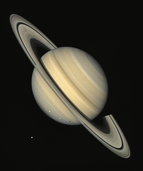 Сатурн и четыре его спутника (Тетис, Дион, Рея и Мимас), снятые "Вояджером-2" в августе 1981 года.