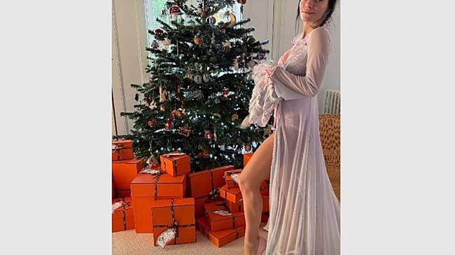 Певица Лили Аллен в прозрачном халате отметила Рождество