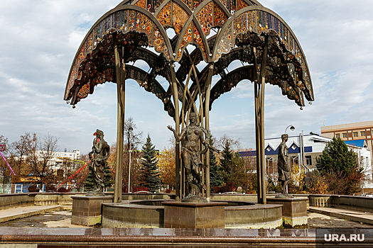 Тюменцы заступились за полуобнаженные статуи в центре города