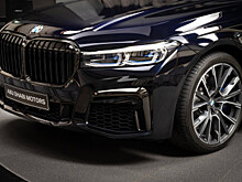 BMW M760Li Individual G12-LCI в цвете черный азурит на выставке BMW Abu Dhabi Motors