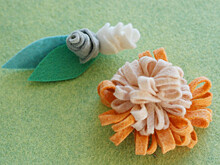 Делаем брошь-цветок из фетра