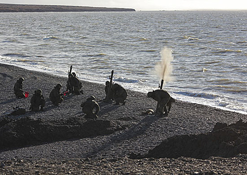 Арктические мотострелки провели учение по обороне морского побережья в Якутии