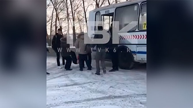Красноярский кондуктор остановила автобус, когда водитель потерял сознание