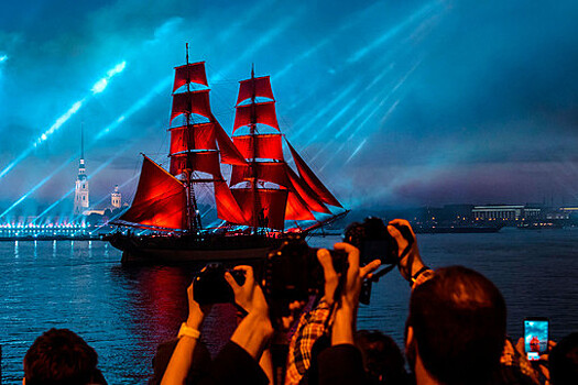 В Петербурге проходит праздник выпускников "Алые паруса"