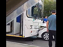 В Новосибирске произошло лобовое столкновение иномарки с автобусом