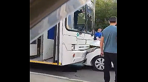 В Новосибирске произошло лобовое столкновение иномарки с автобусом