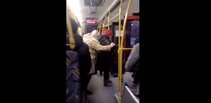В Калининграде пассажирка автобуса вытолкала пенсионерку и помахала ей рукой